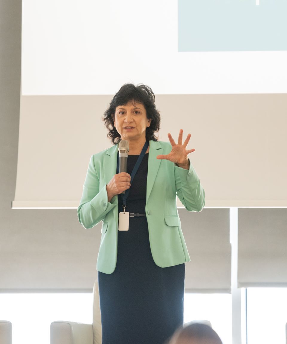 Jasna Rilović govori s mikrofonom u ruci i objašnjava rukom, pred platnom na edukaciji.