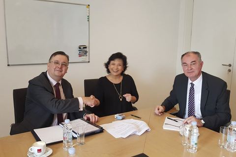 Jasna Rilović se rukuje s klijentom nakon potpisivanja ugovora, za stolom sjedi i treći sugovornik.