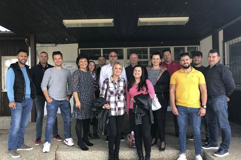Grupna fotografija tima Zračne luke Zagreb ispred poslovnog prostora nakon radionice.